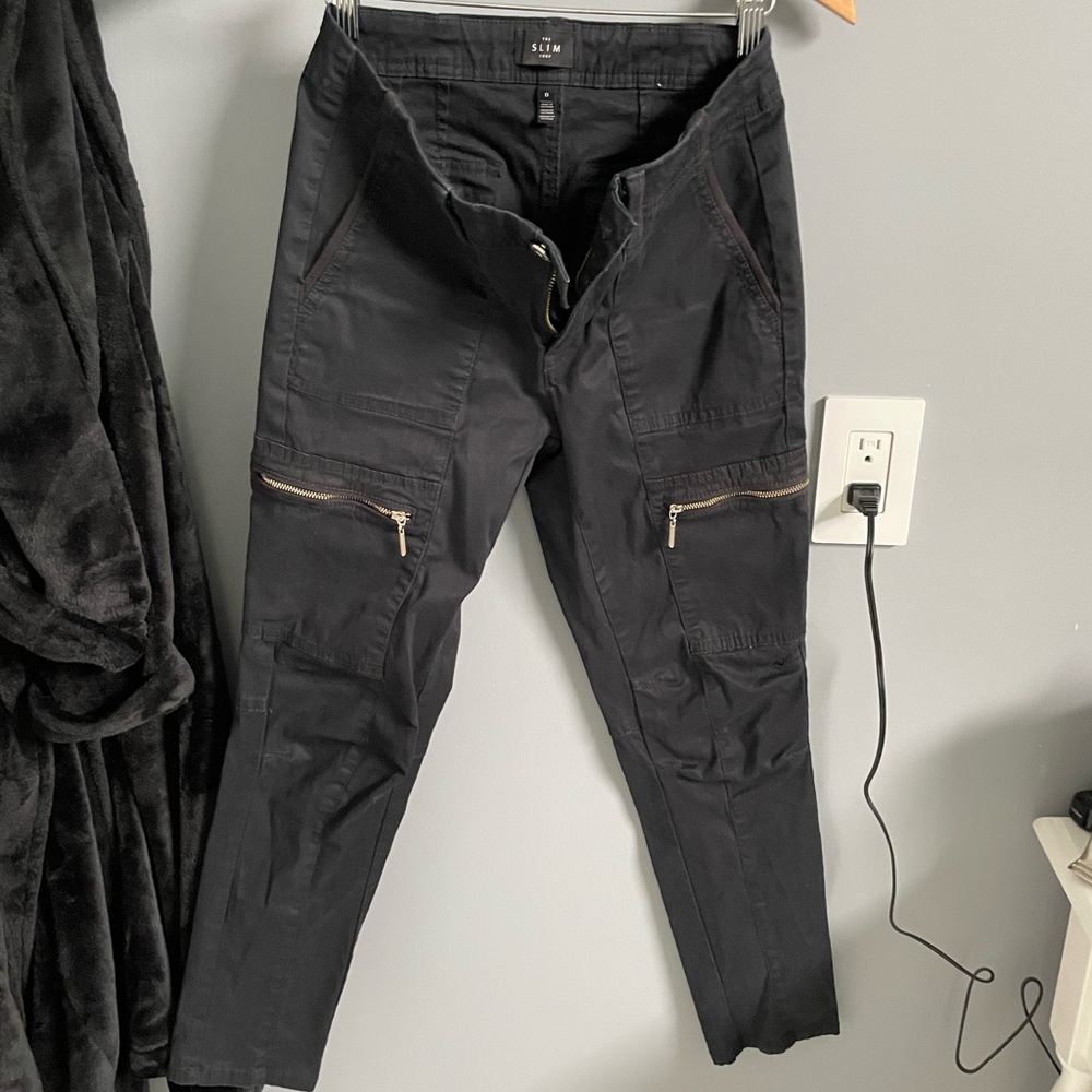 WHBM cargo skinny leg Capri slim pants. Size 0.